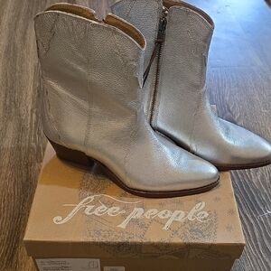 Free People New Frontier Western Boot – Silver – Size 39 – NIB